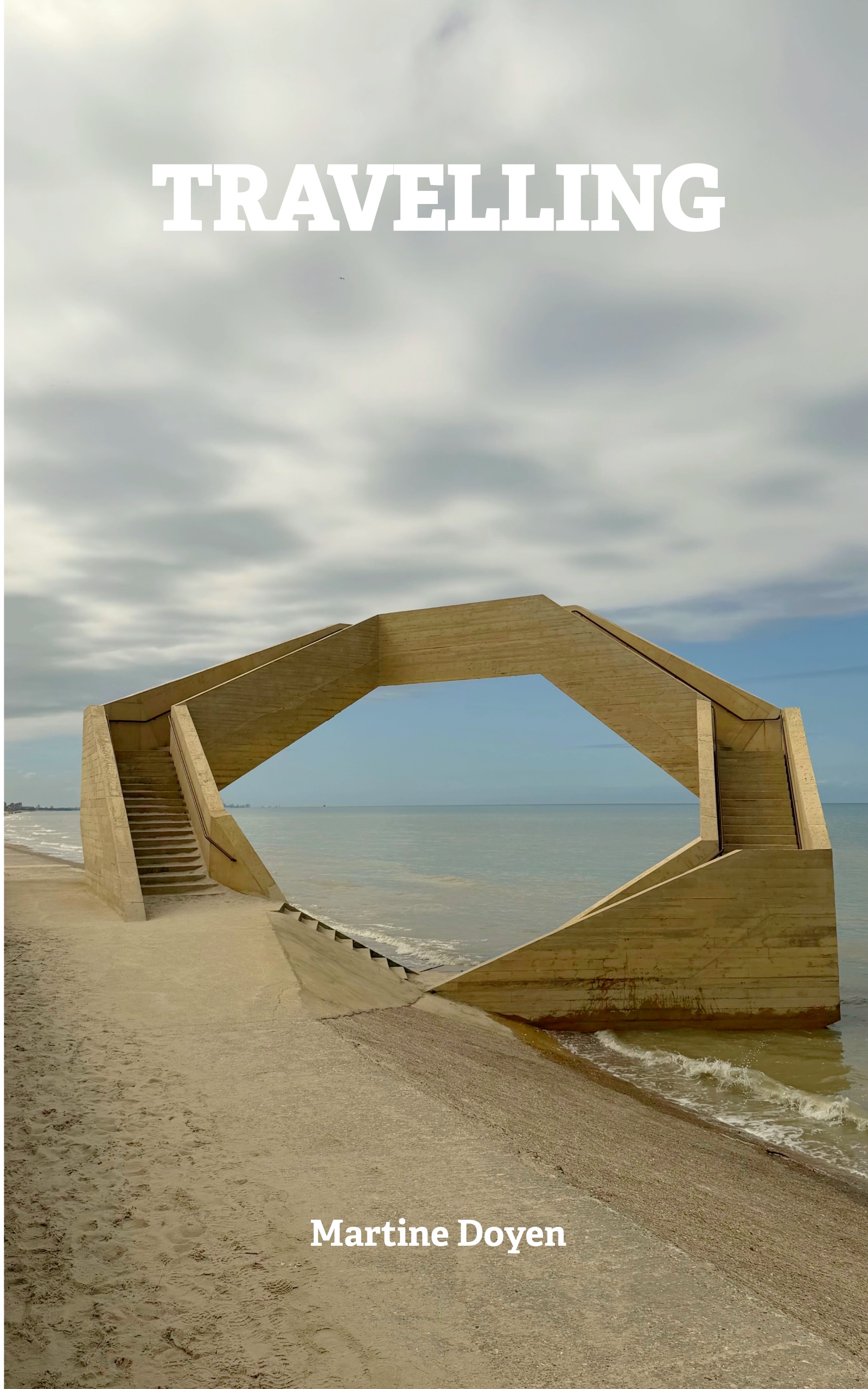 Couverture du roman Travelling de Martine Doyen — une structure de béton en forme d'anneau ouverte sur la mer, sous un ciel nuageux